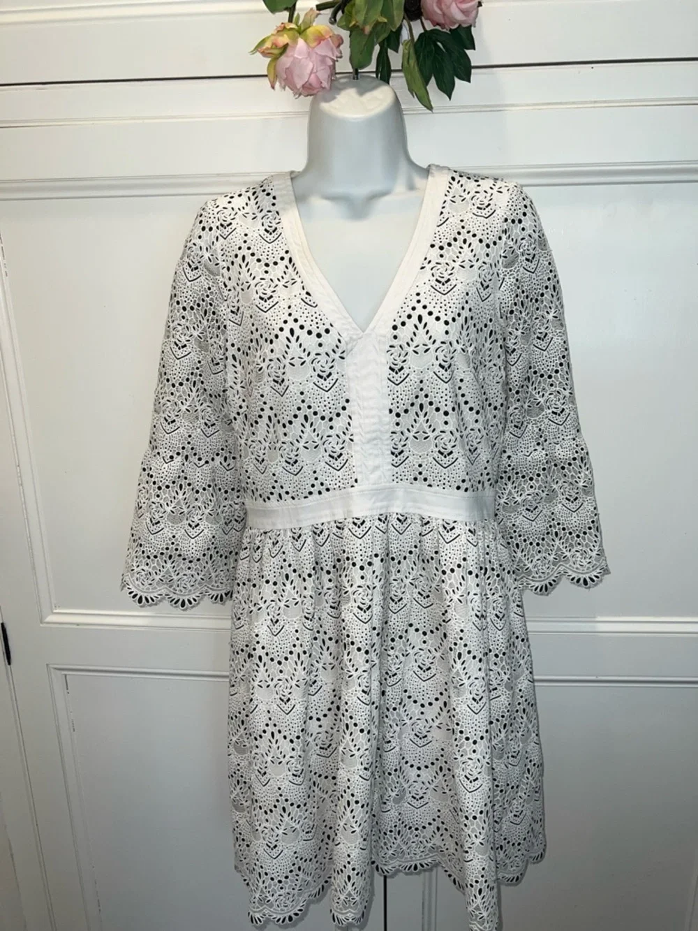Highline Dress 👗 💄💋White Eyelet V-Neck Dress - Picture 1 of 9